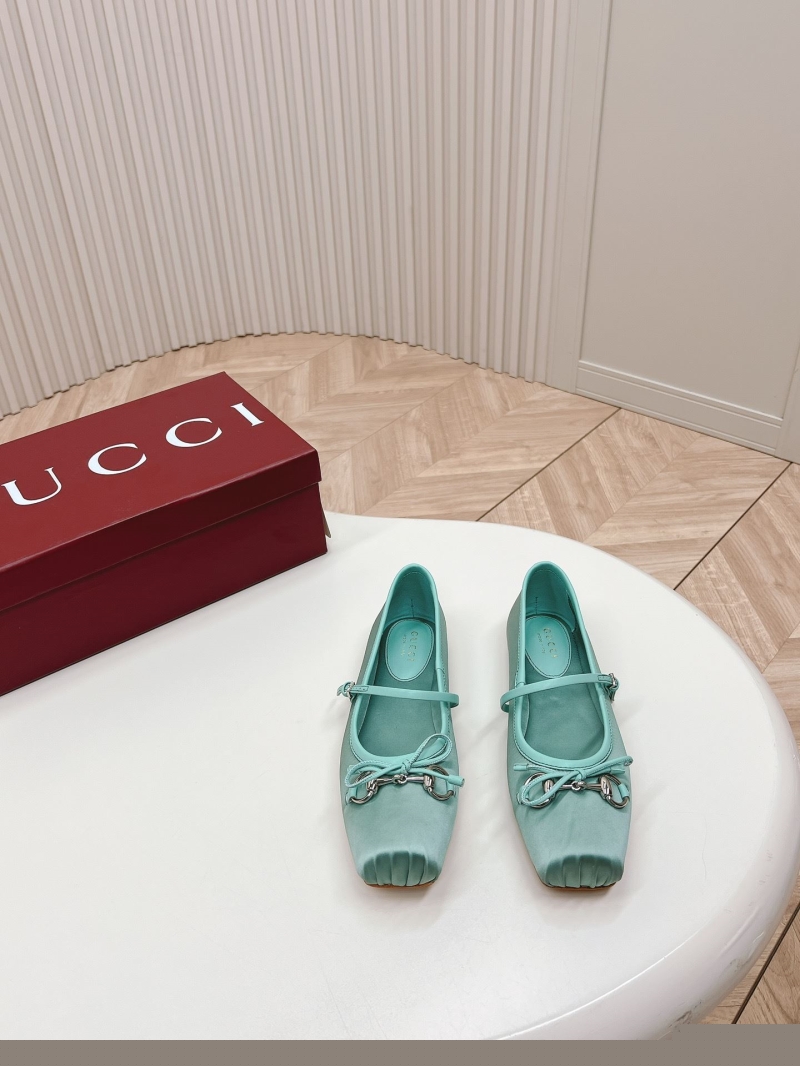 G*u*i flat shoes